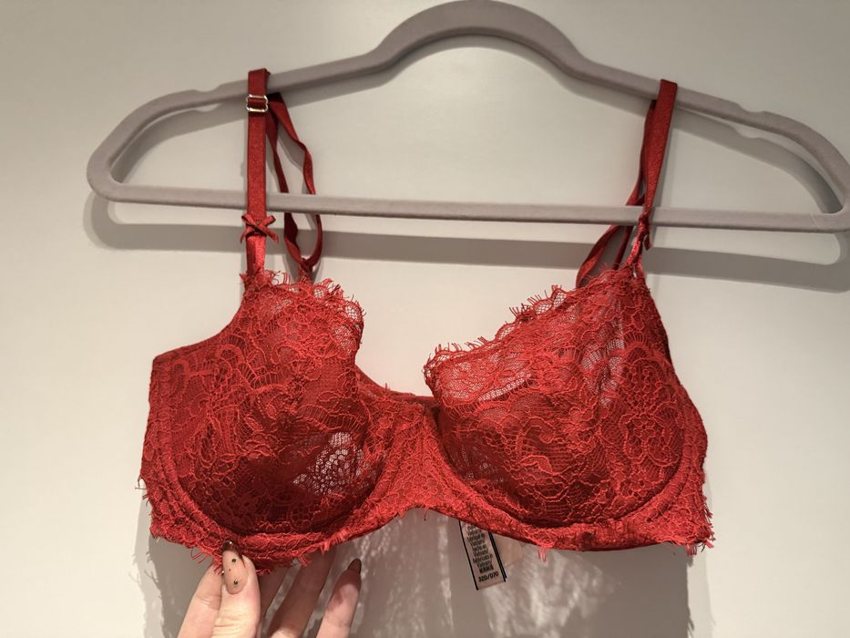 Czerwony biustonosz Victorias Secret