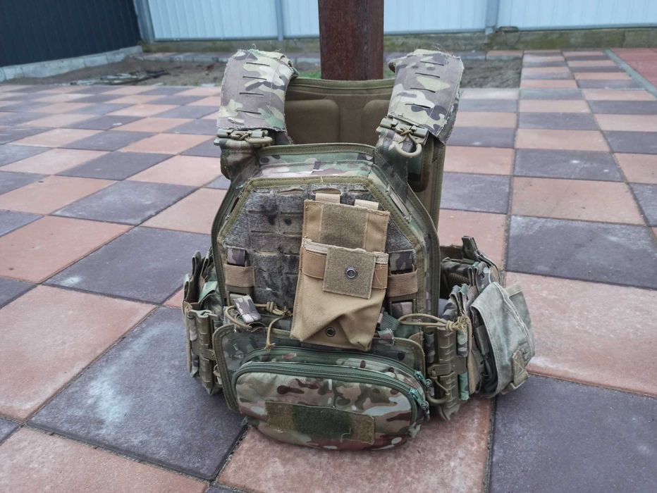 Бронежелет і тактичний шолом