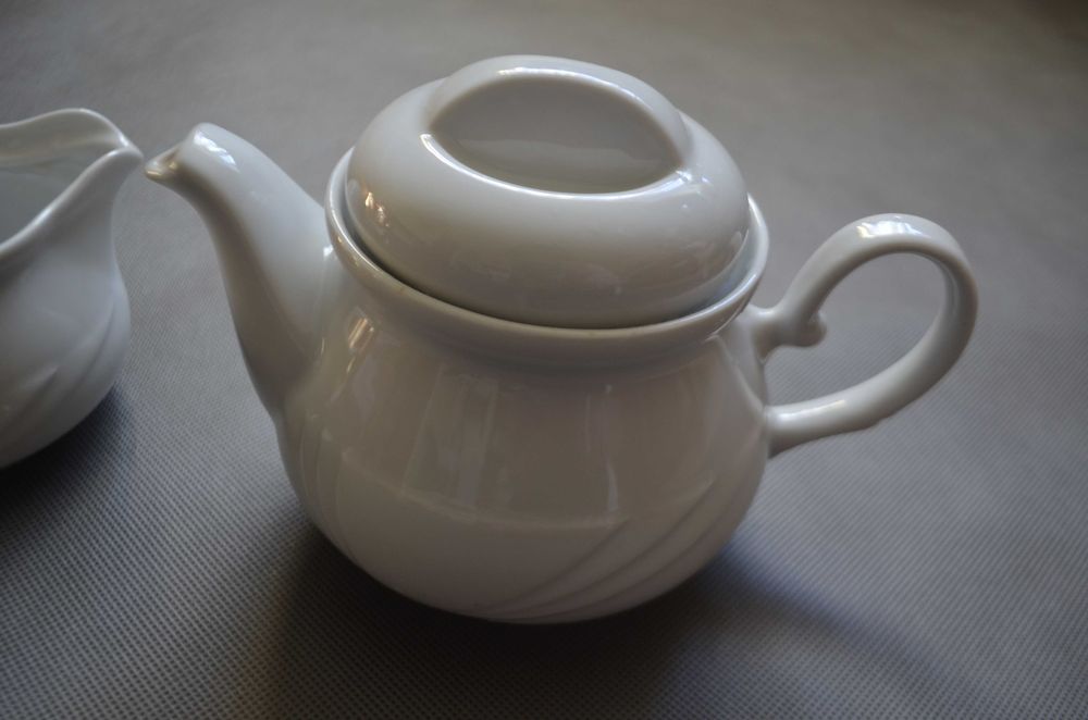 zestaw czajniczek i mlecznik porcelana Lubiana
