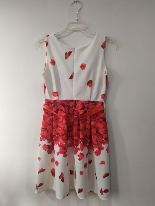 Elegancka sukienka krótka bez rękawów