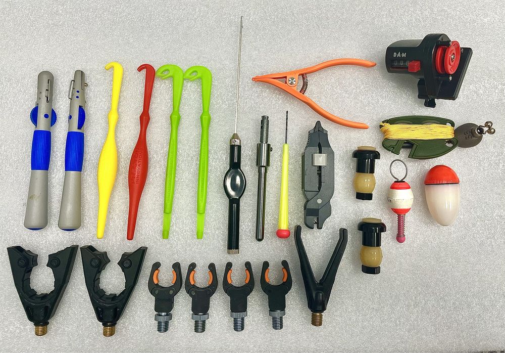 Duży zestaw akcesoriów wędkarskich do karpiówki feedera oraz splawika