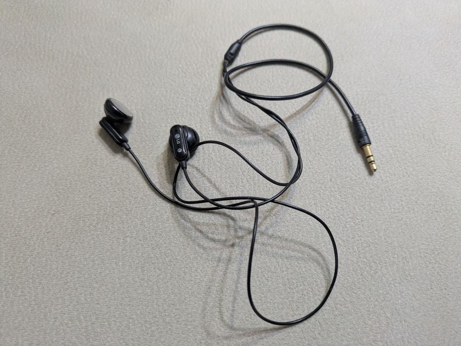 Auriculares pretos da LG