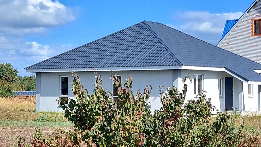 Продам новий будинок 100м 15 сот.Хороша ціна Безп'ятне  30 хв від Києва Одеська траса  Перспектива власного саду Виїзд на Одеську трасу Безпечно