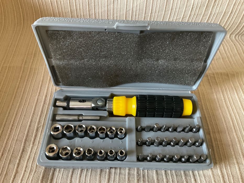 Lanterna e aparafusadora Black&Decker, caixa bits435605695009935365