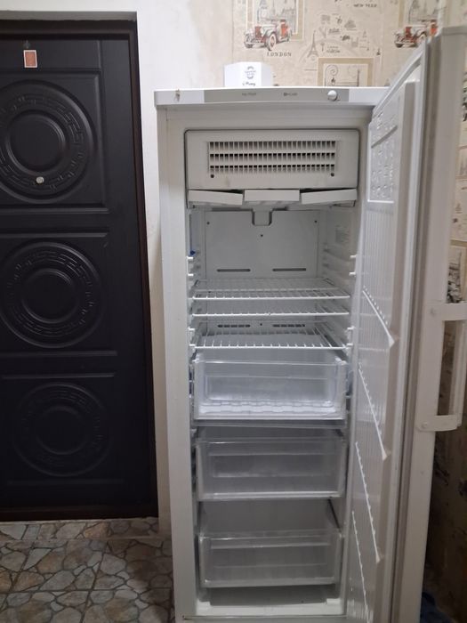 Продам морозильную камеру indesit