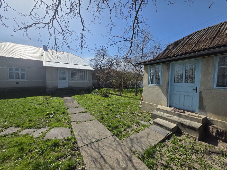 Продам будинок з ділянкою 0.5 га в с. Шутроминці Заліщицький район.  Тернопільська область
