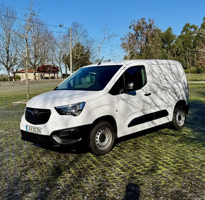 Opel Combo Cargo 2023 1.5 CDTI *Carplay*Sensores traseiros*3 Lugares*