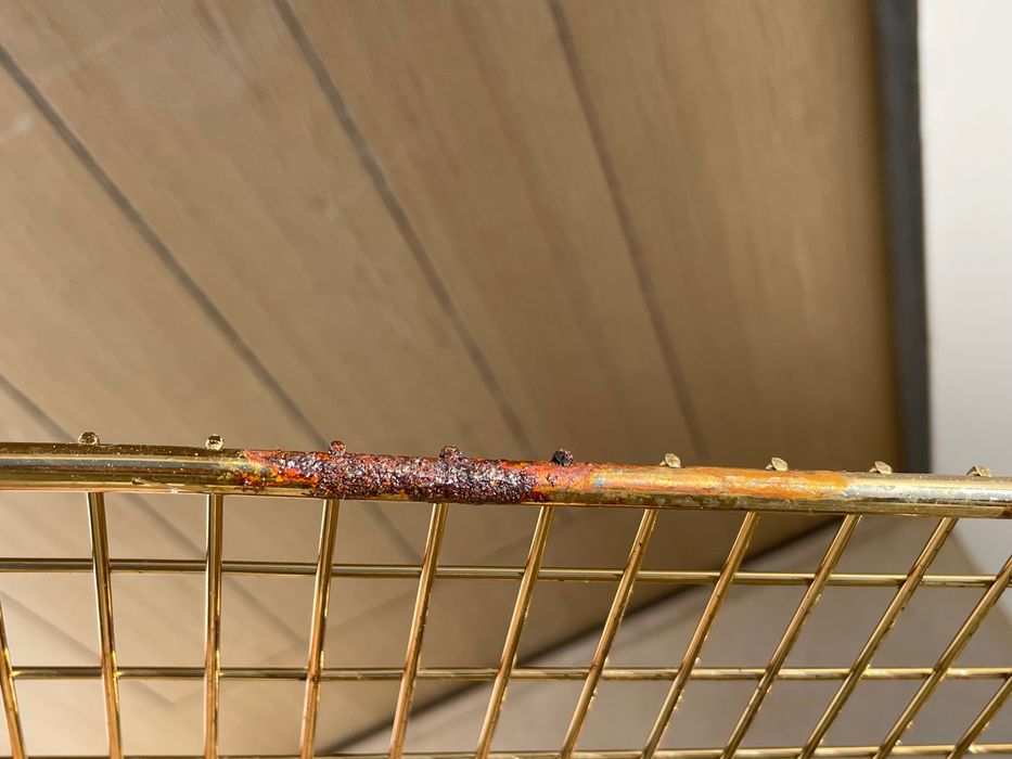 Estante dourada em metal