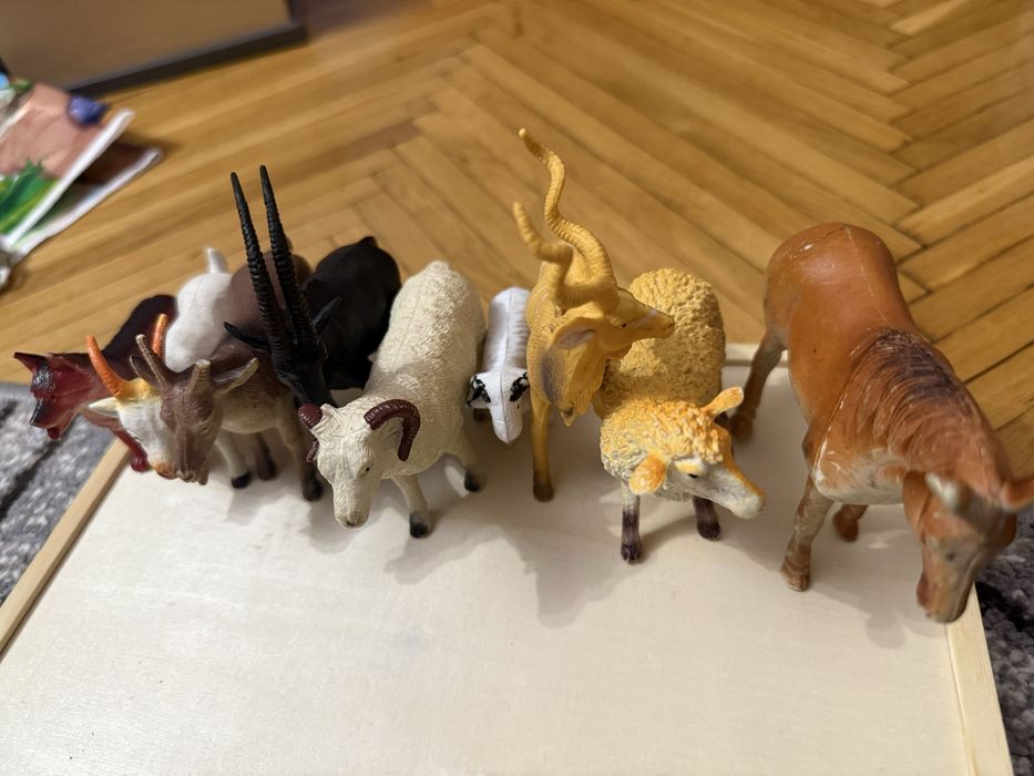 Дитячі іграшки,звірятка,фігурки тварин