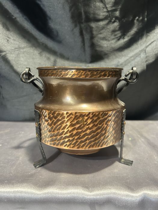 Miedziany Kwietnik Osłonka na Doniczkę Młotkowana, Kute Rączki i Nogi