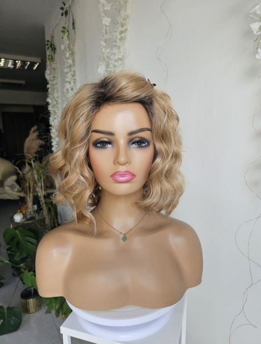 Peruka piaskowy blond Giselle naturalne fale loki
