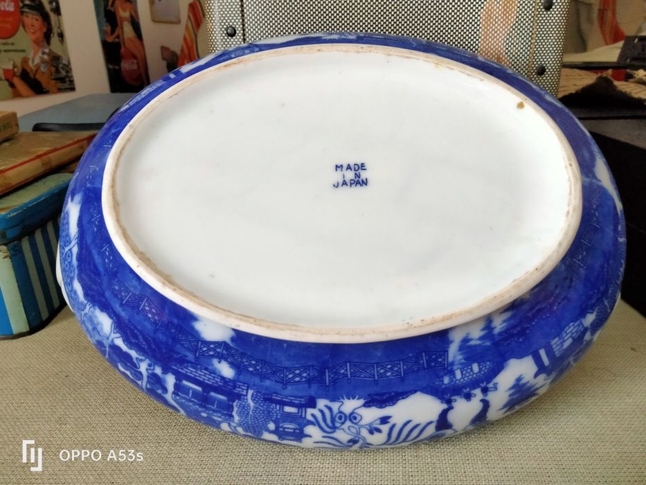 Terrinas e pratos em loiça pintada