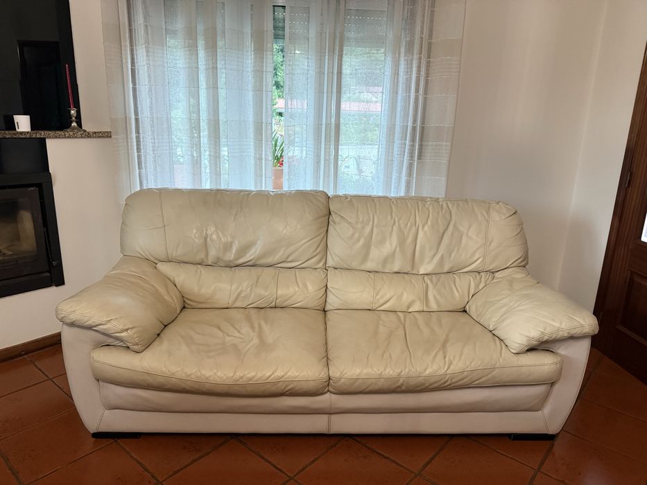 Conjunto sofás em pele com 2 lugares grandes