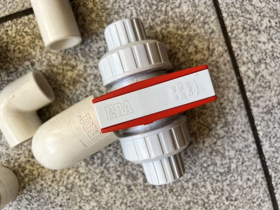 шаровые краны из ПВХ и фитинги,уголки для труб,