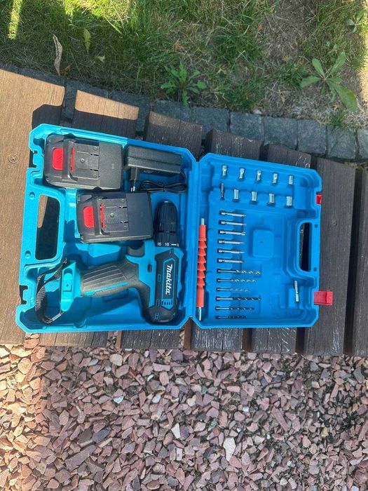 Аккумуляторный шуруповерт Makita макита с патроном DFR и набором