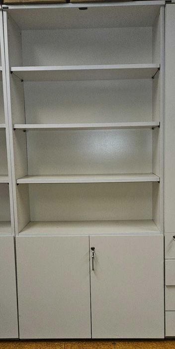 Armário branco com prateleiras e portas