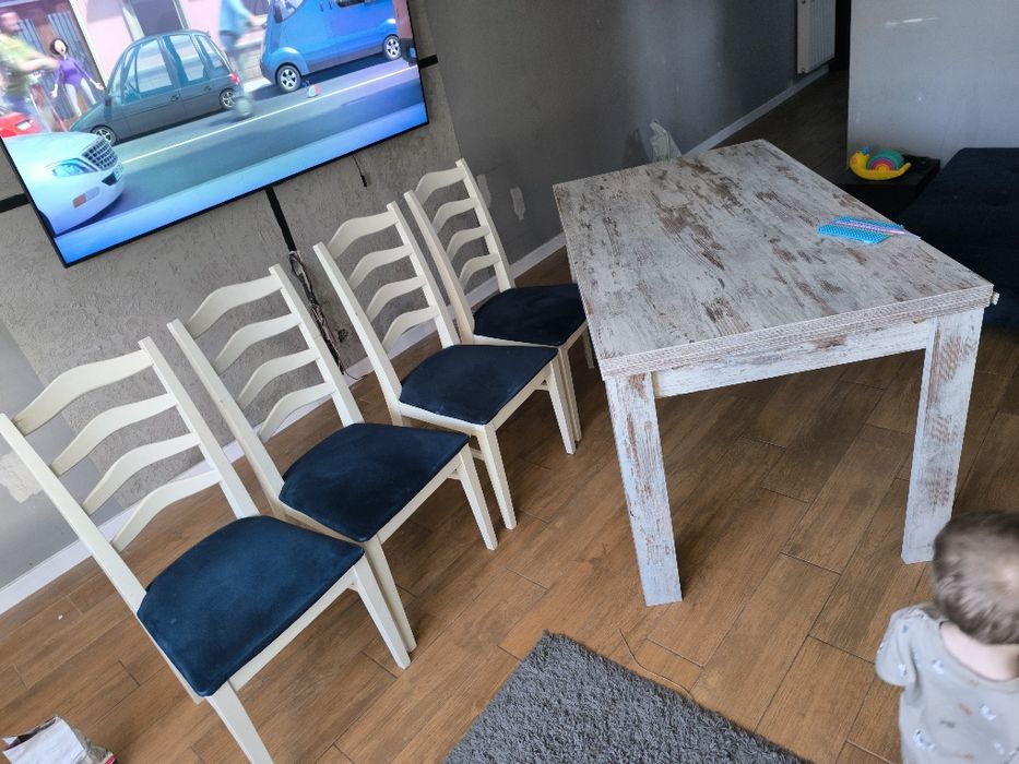 Stół rozkładany 140/200+ cztery  krzesła