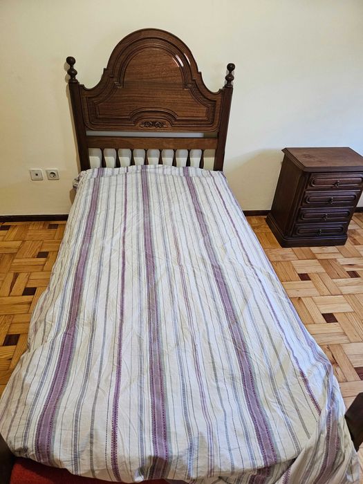 Cama solteiro com estrado