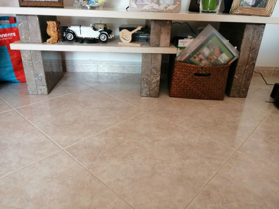 Móvel de televisão em mármore com dois tons