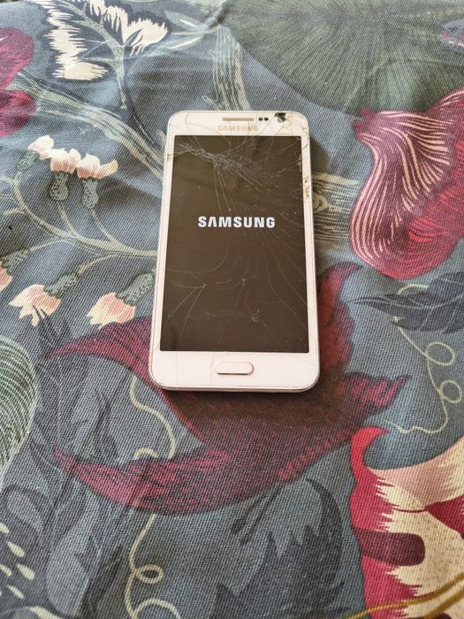 Samsung Galaxy A3 smartfon