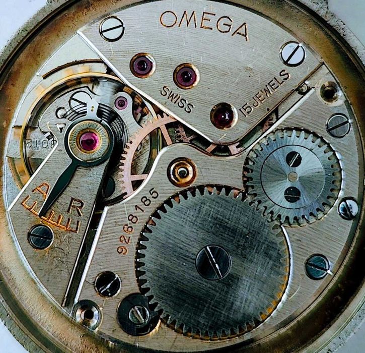 Relógio Omega com movimento mecânico