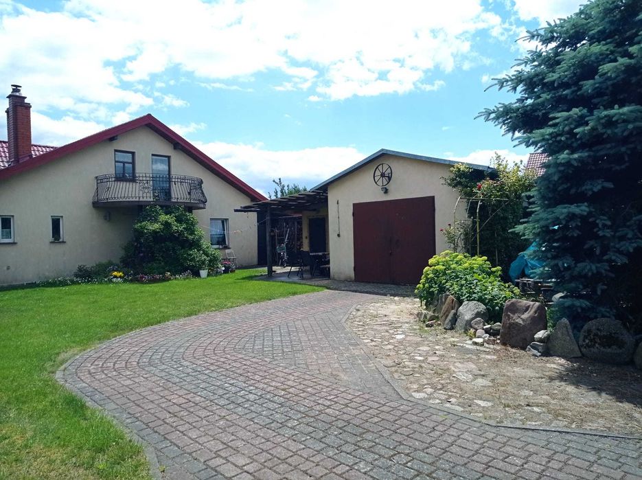 Przestronny Dom z Garażem i Ogrodem