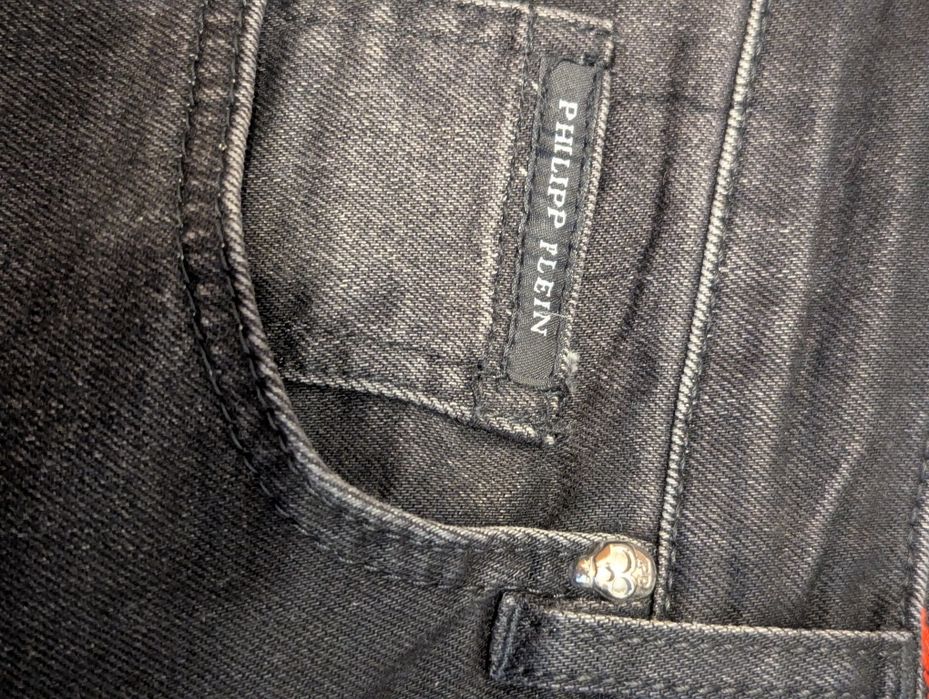 jeansy Philipp Plein, denim z nadrukiem i przetarciami