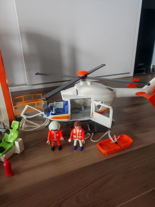 Ogromny szpital dziecięcy Playmobil 6657+ karetka i helikopter+akcesoria