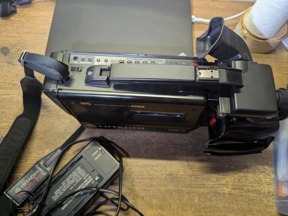 Відеокамера Hitachi VM-2380E