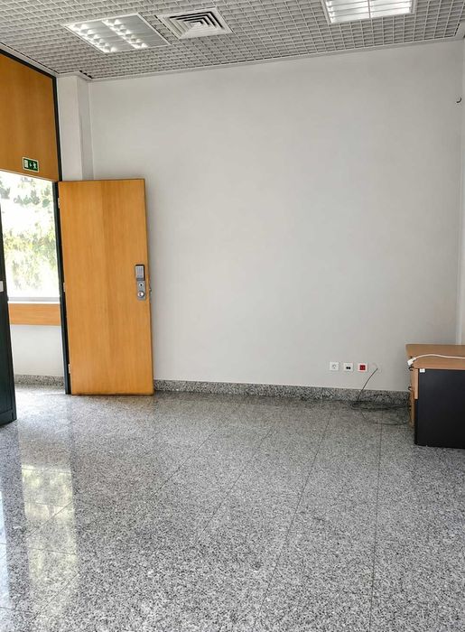 Prédio para Serviços e Comércio com 381 m² de Área - Excelente Localização em Carrazeda de Ansiães