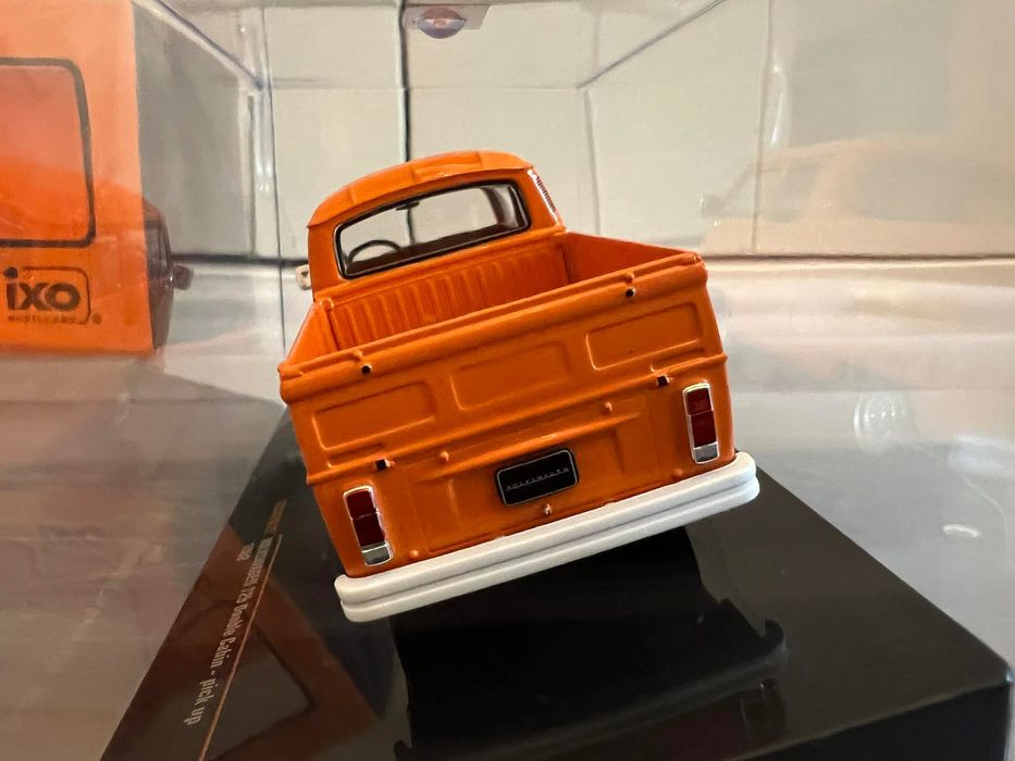 Volkswagen T2B Double Cabin (1:43) IXO