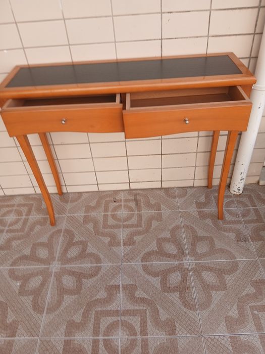 Mesinha de entrada mede 1m x34 x83 altura