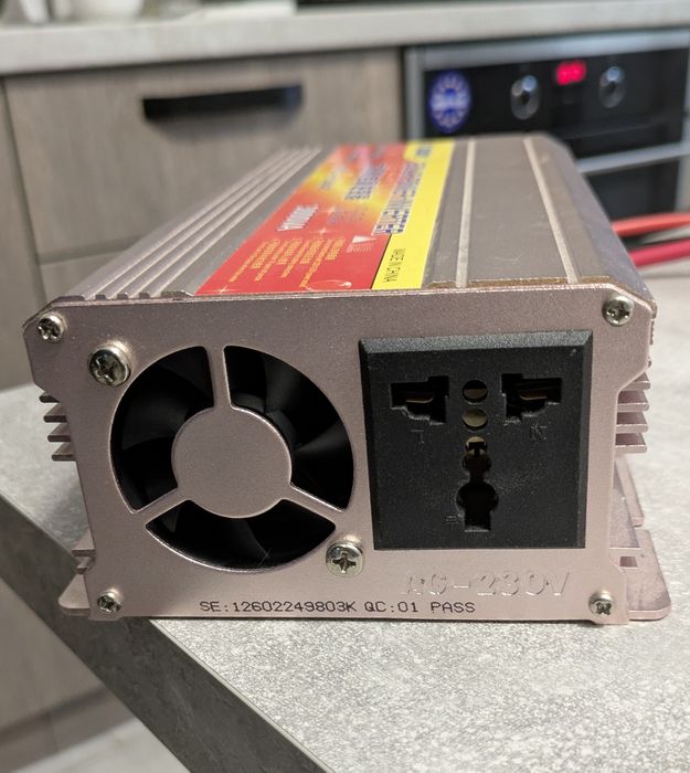 Продам инвертор  с 12 на 220 вольт