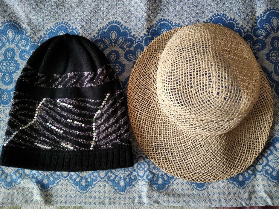 Шапки - в'язані, солом'яна, бейсболка, шарф.