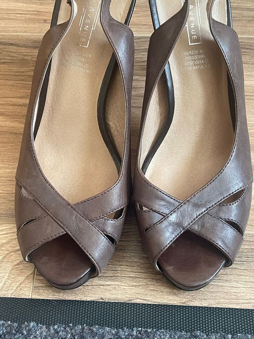 Sandałki skórzane na obcasie 38 5th Avenue brązowe peep toe