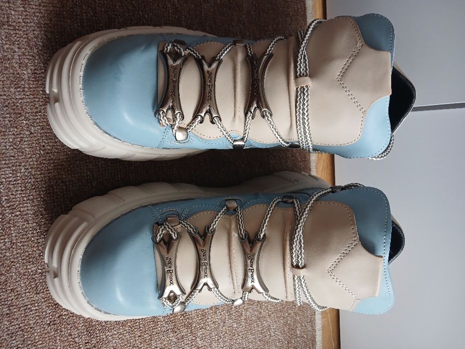 Продам стильні кросівки