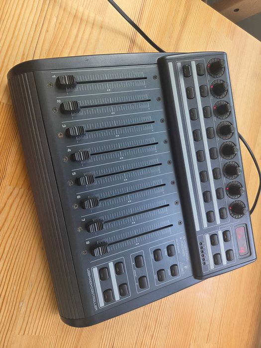 Behringer B-Control Fader BCF2000 (Com Cabo de Alimentação)