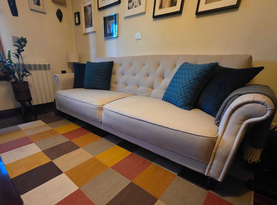 Sofá cama, tapete e almofadas decorativas