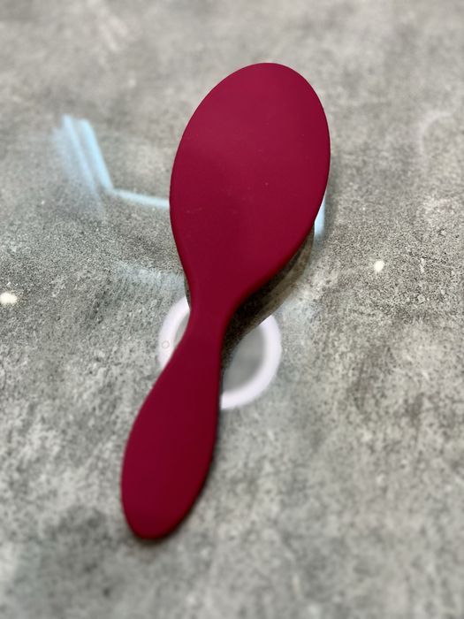 Szczotka do wcierki silikonowa bordowa z rączką