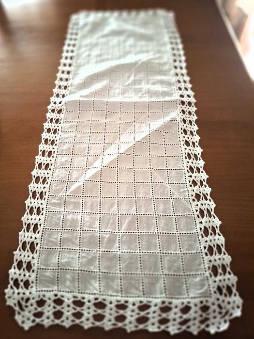 Conjunto de quarto branco com tecido bordado