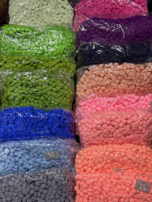 Тасьма за помпонами