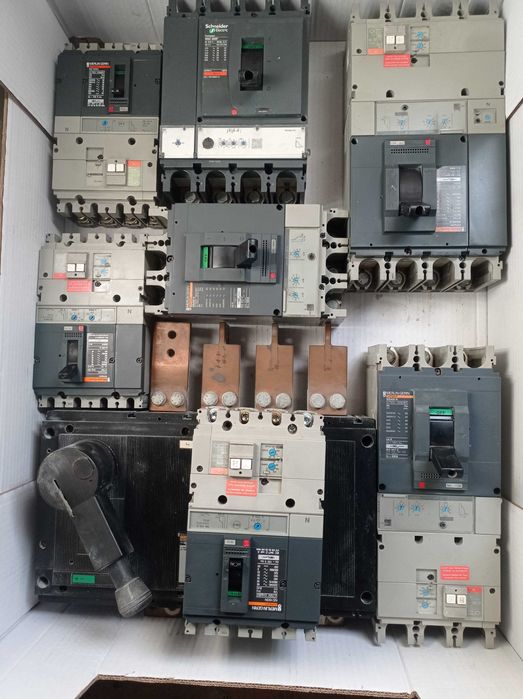 Disjuntores e diferenciais industriais usados de diversas potências.