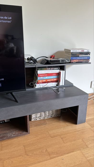 Móvel TV acompanhado de estante