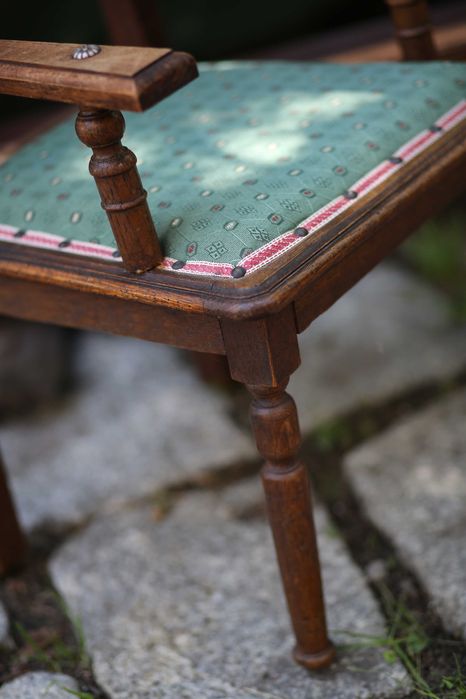 stare krzesło dziecięce