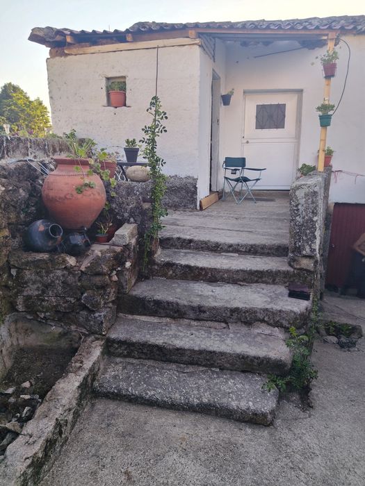 Casa da aldeia em pedra para reconstruir
