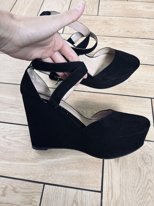 Czarne buty na koturnie