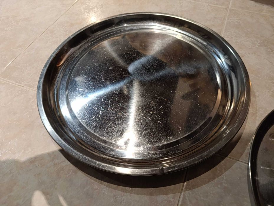 Tabuleiros redondos em inox