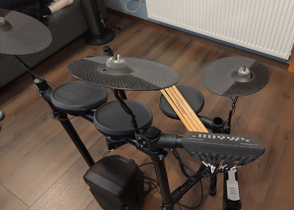 Perkusja elektroniczna Yamaha DTX402K + głośnik aktywny