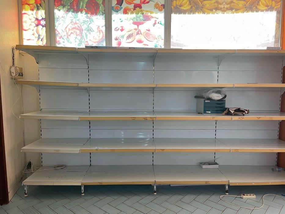 Prateleiras mercado ou frutaria em ótimo estado