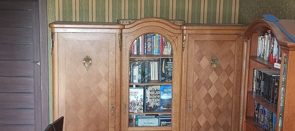 Biblioteka dąb w idealnym stanie